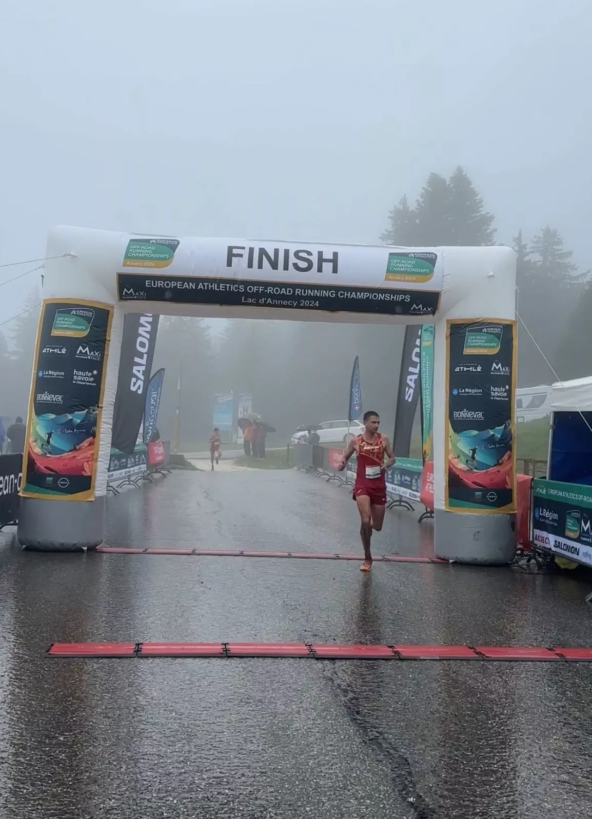 Dani Osanz entra en meta bajo la lluvia.