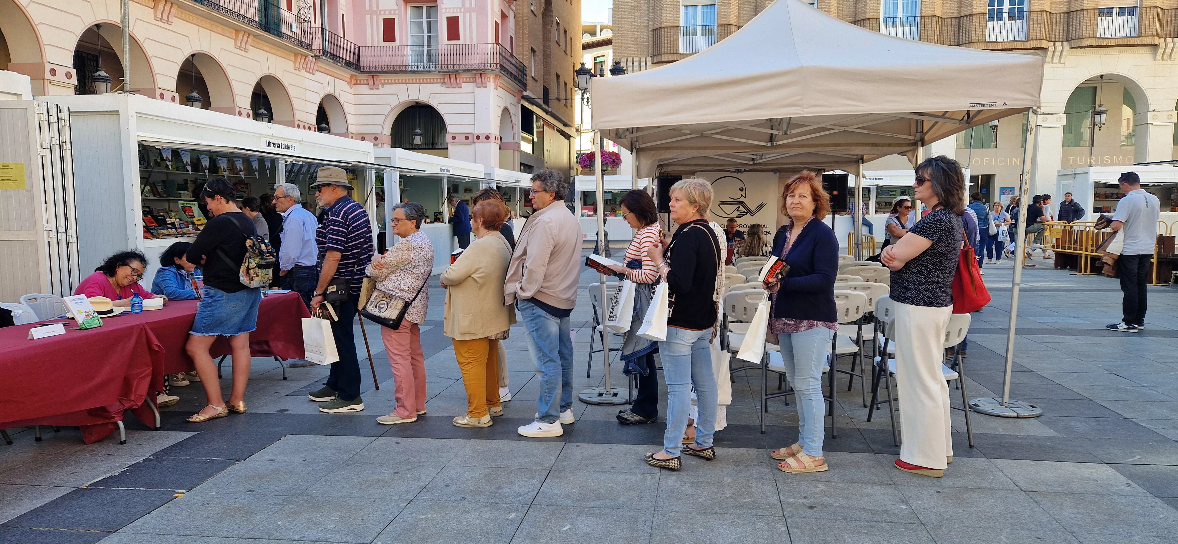 Inés Plana, firmando ejemplares en la Feria del Libro de Huesca. Foto Myriam Martínez Inés Plana, firmando ejemplares en la Feria del Libro de Huesca. Foto Myriam Martínez