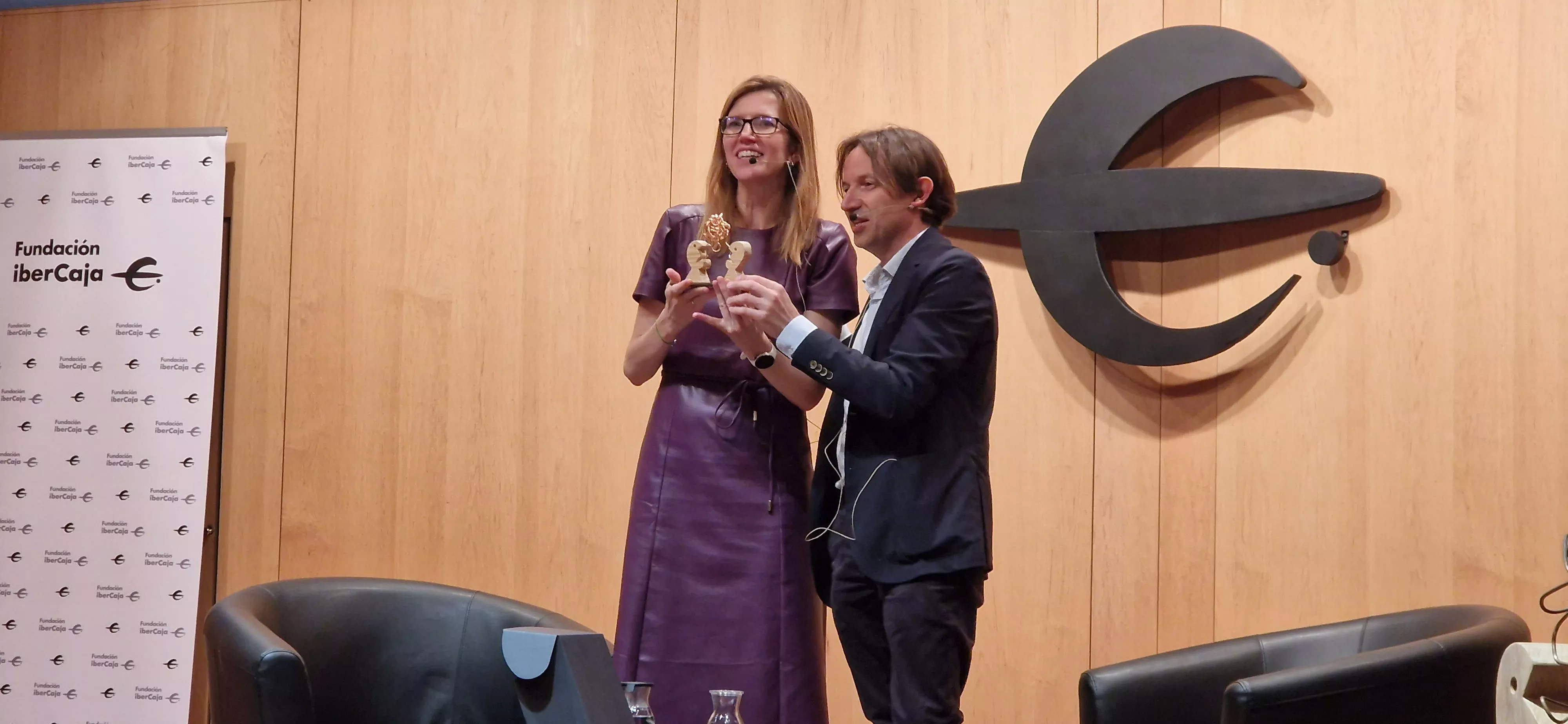 Rosa Molina y Javier Olivera, en la Fundación Ibercaja de Huesca. Foto Myriam Martínez