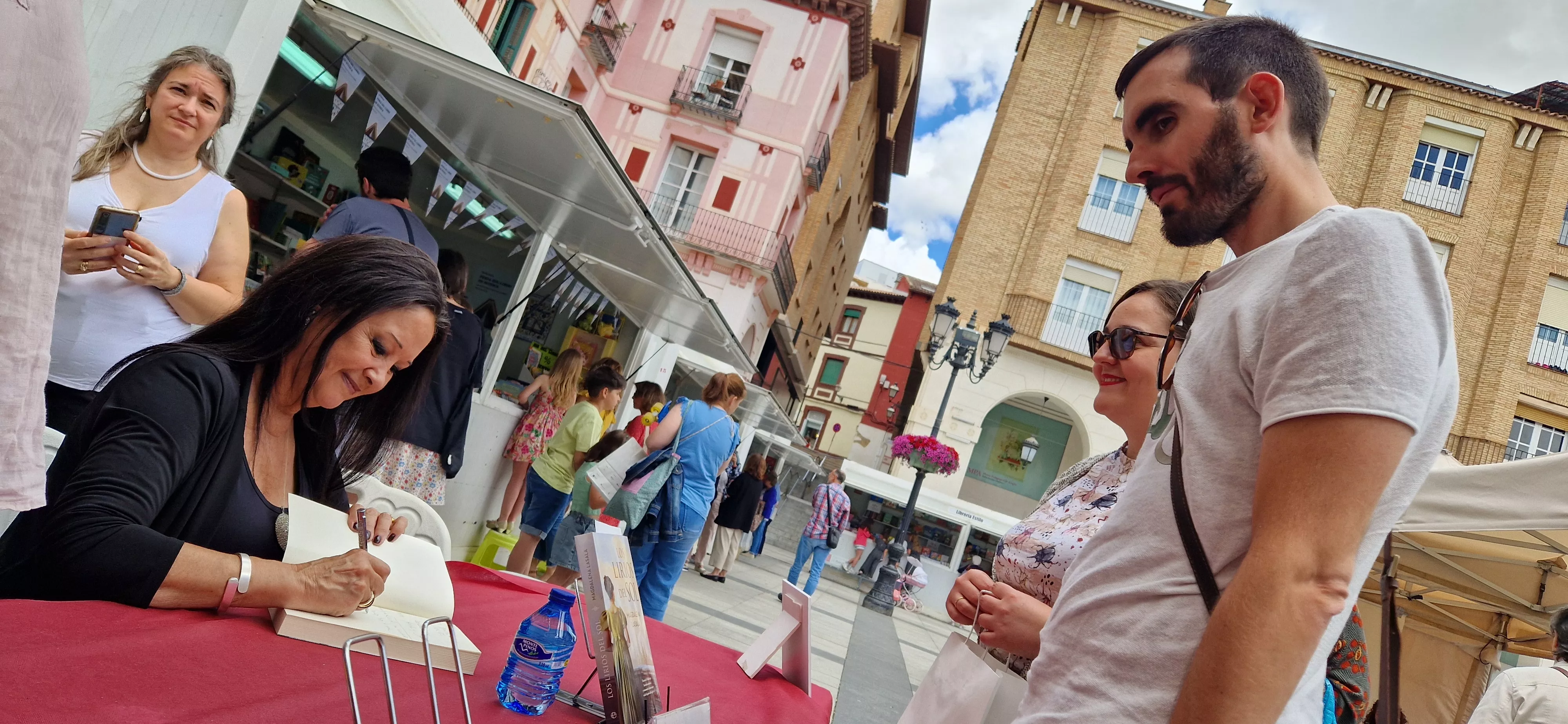 Magdalena Lasala, firmando ejemplares. Foto Myriam Martínez Magdalena Lasala, firmando ejemplares. Foto Myriam Martínez