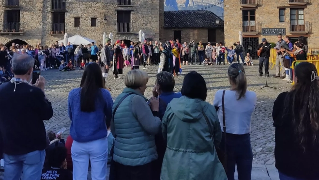 Bailes del Biello Sobrarbe en la celebración de la romería de Los Palacios Bailes del Biello Sobrarbe en la celebración de la romería de Los Palacios