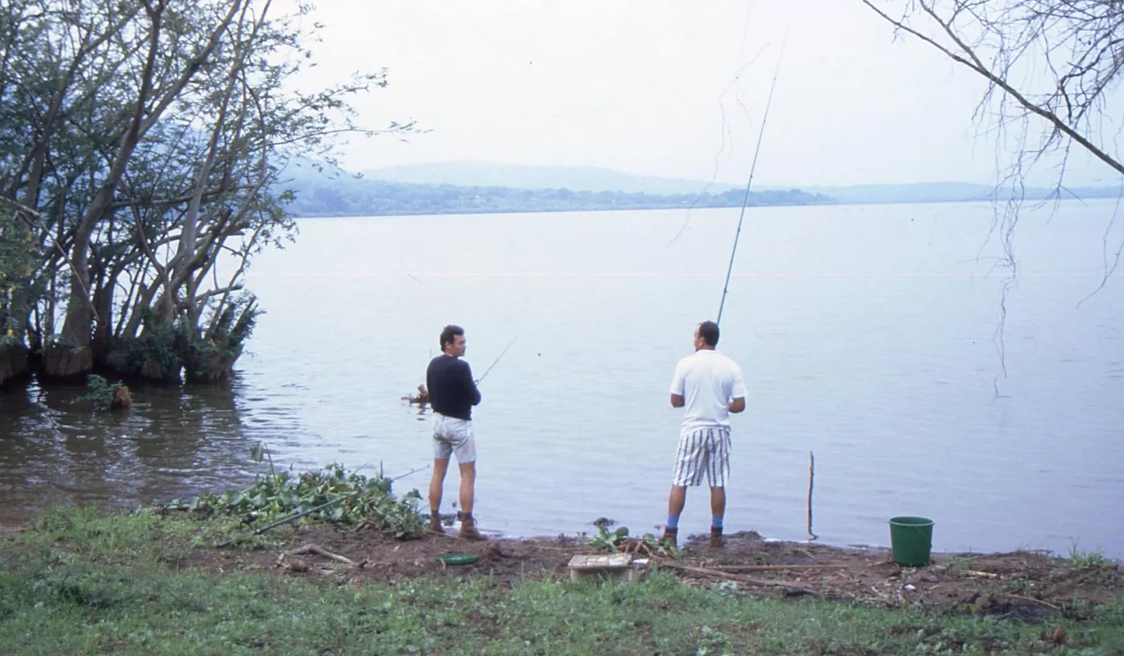Paco y Marco Pascual pescando en Ruanda, antes de un asalto que vendría anunciado