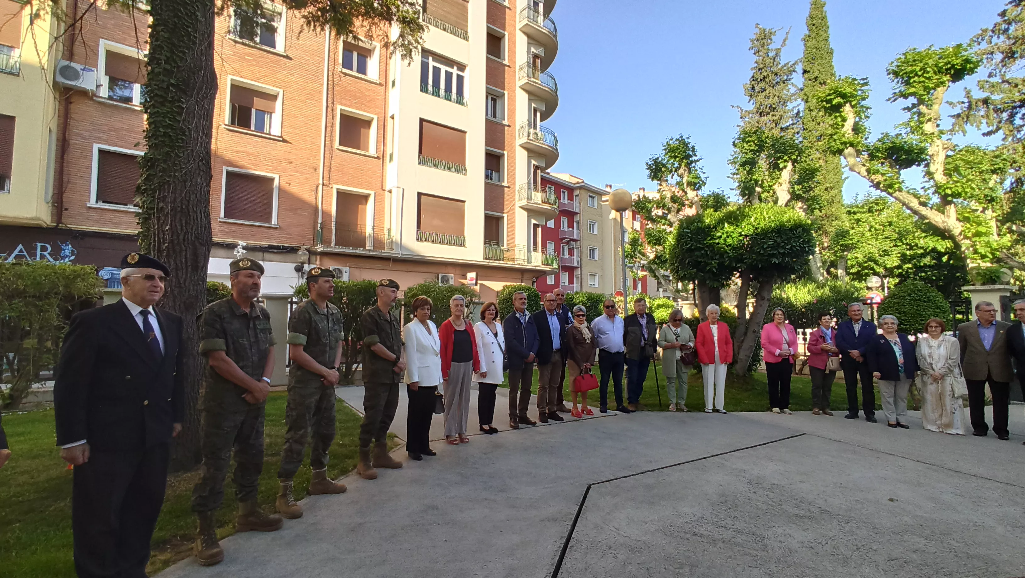 Asistentes al acto de izado de bandera en la Subdelegación del Gobierno