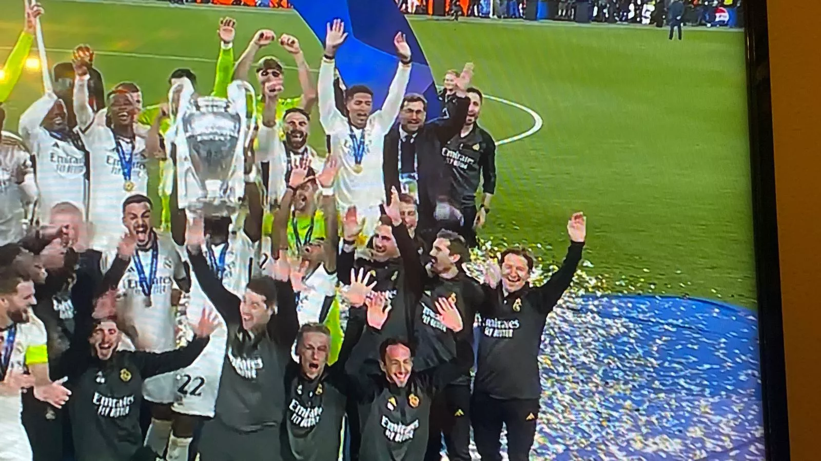 José Víctor Alfaro, a la derecha, en la celebración de la Champions con los jugadores del Real Madrid