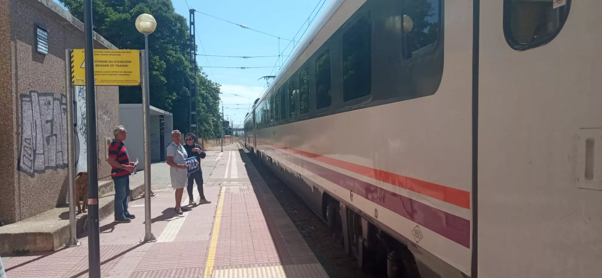 Concentración Monegros No Pierdas Tu Tren en la Estación de Grañén