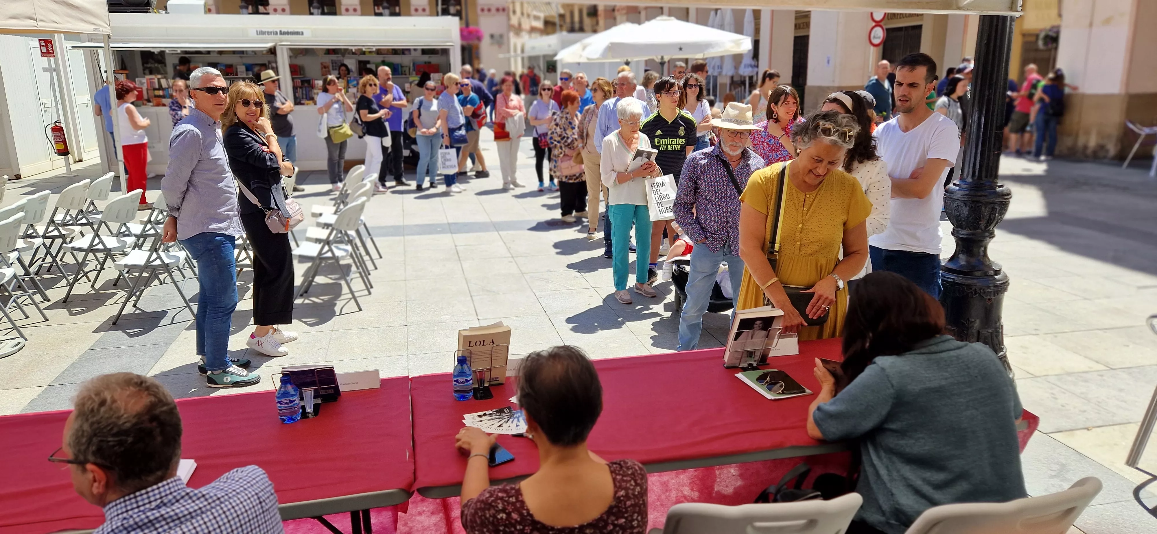 Una larga fila de lectores han esperado a que Rosario Raro les firmara su libro. Foto Myriam Martínez Una larga fila de lectores han esperado a que Rosario Raro les firmara su libro. Foto Myriam Martínez