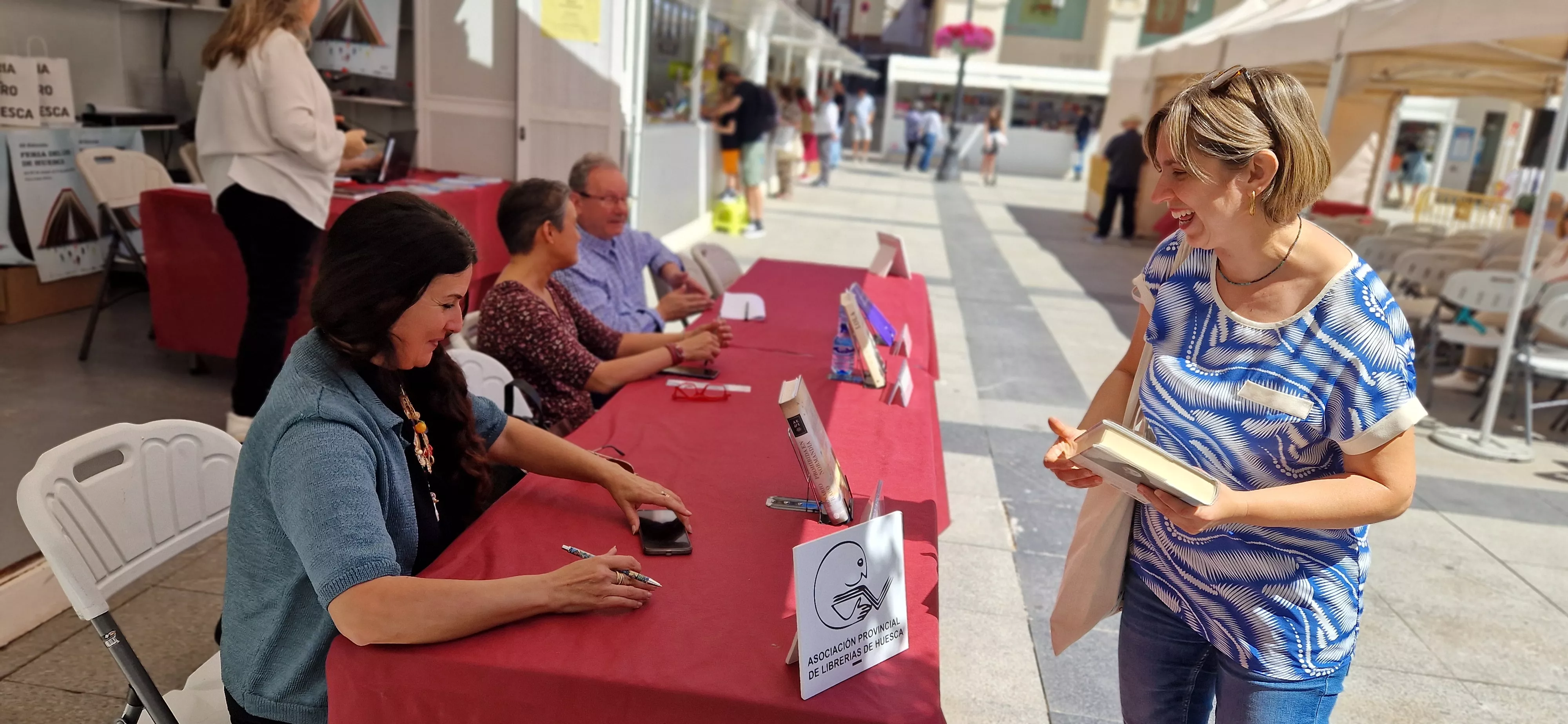 Rosario Raro, firmando ejemplares en la 40ª Feria del Libro de Huesca. Foto Myriam Martínez Rosario Raro, firmando ejemplares en la 40ª Feria del Libro de Huesca. Foto Myriam Martínez