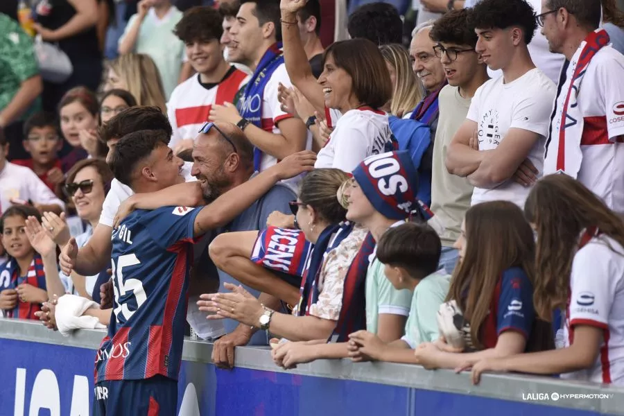 Iker Gil saluda a familiares tras su debut con el Huesca en el fútbol profesional.