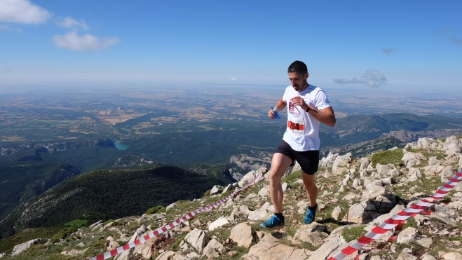 Rubén Vigil, ganador de la Subida al Tozal de Guara al paso por la cima del Tozal Rubén Vigil, ganador de la Subida al Tozal de Guara al paso por la cima del Tozal