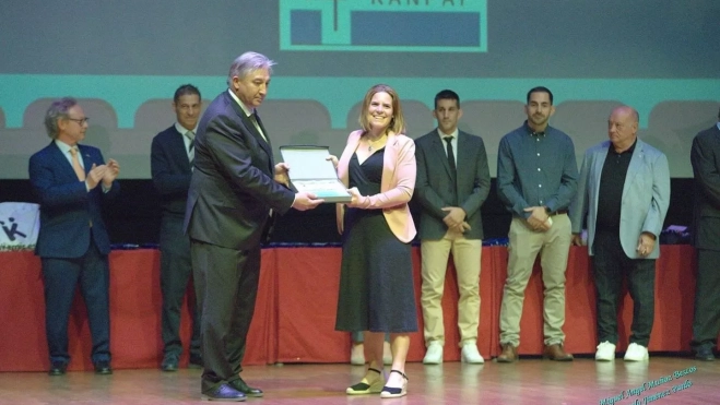 Marta Bergua recoge la distinción de la Federación Aragonesa al Club Judo Kanpai. Marta Bergua recoge la distinción de la Federación Aragonesa al Club Judo Kanpai.
