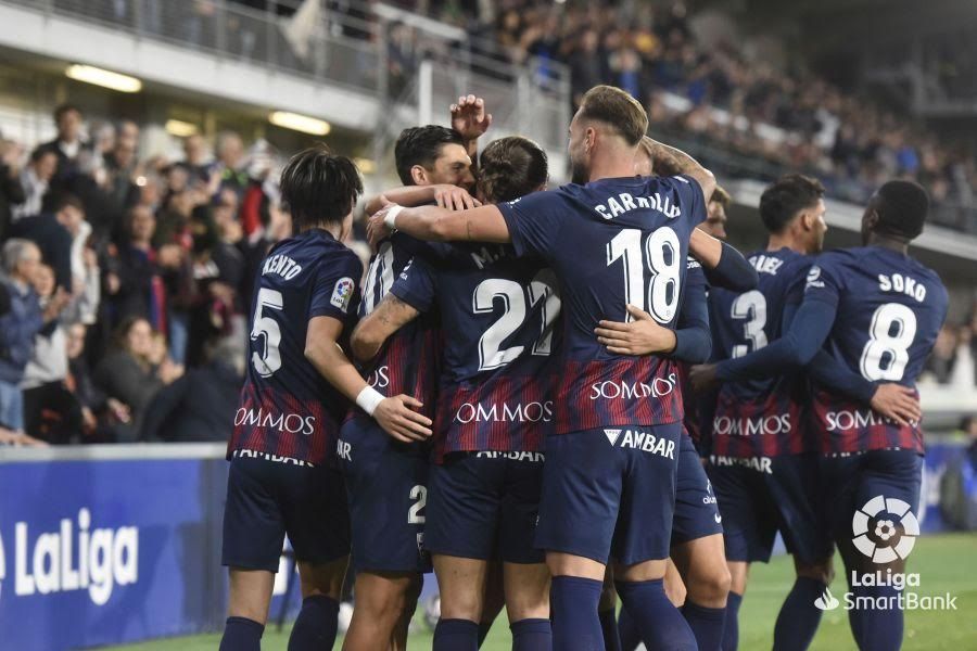 Los jugadores del Huesca forman una piña tras el gol de Marc Mateu. Foto: LaLiga