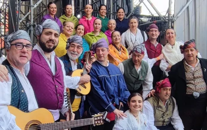 Toño Julve y alumnado de su escuela.