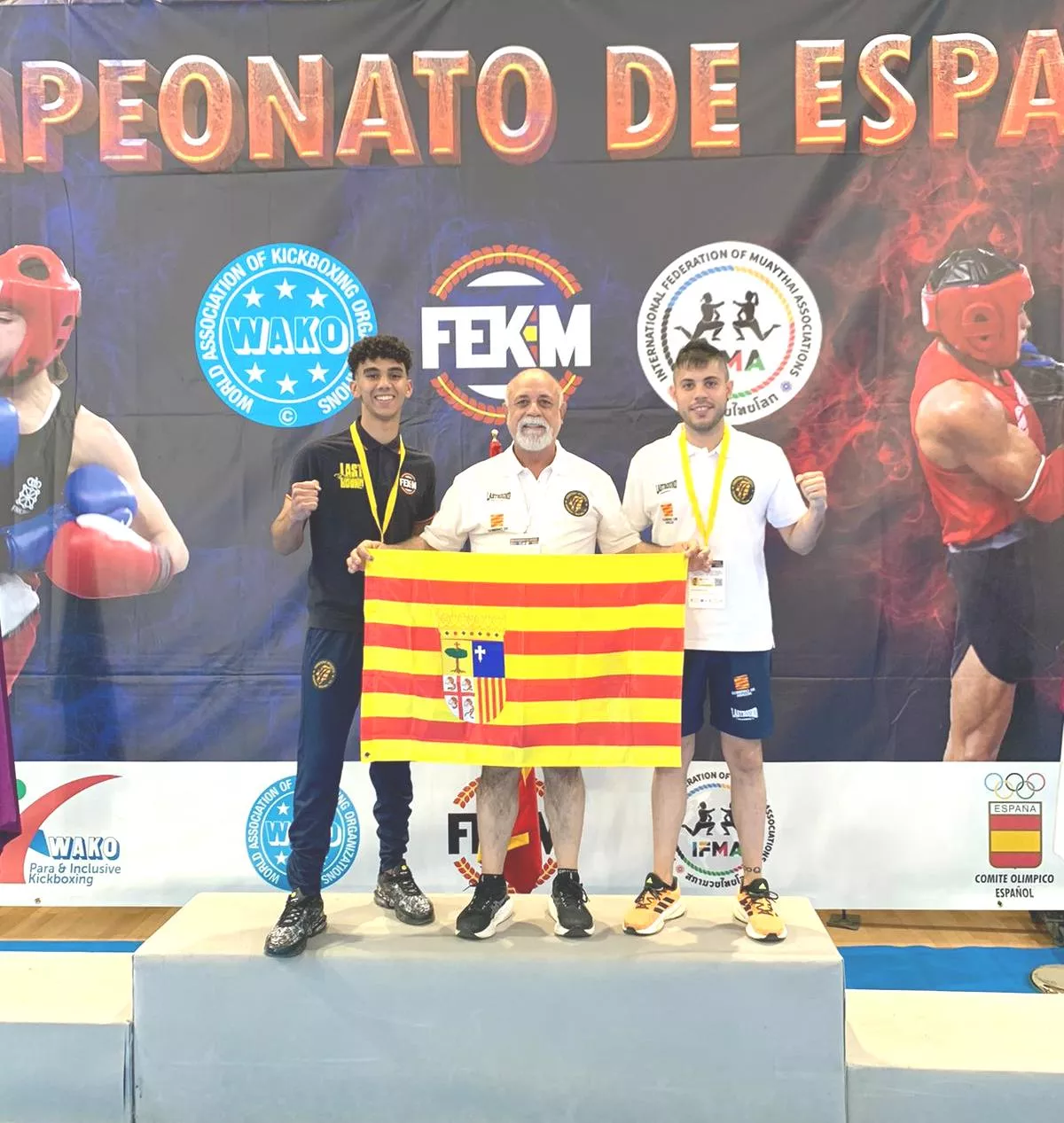 Carlos Alcoba con los dos medallistas.