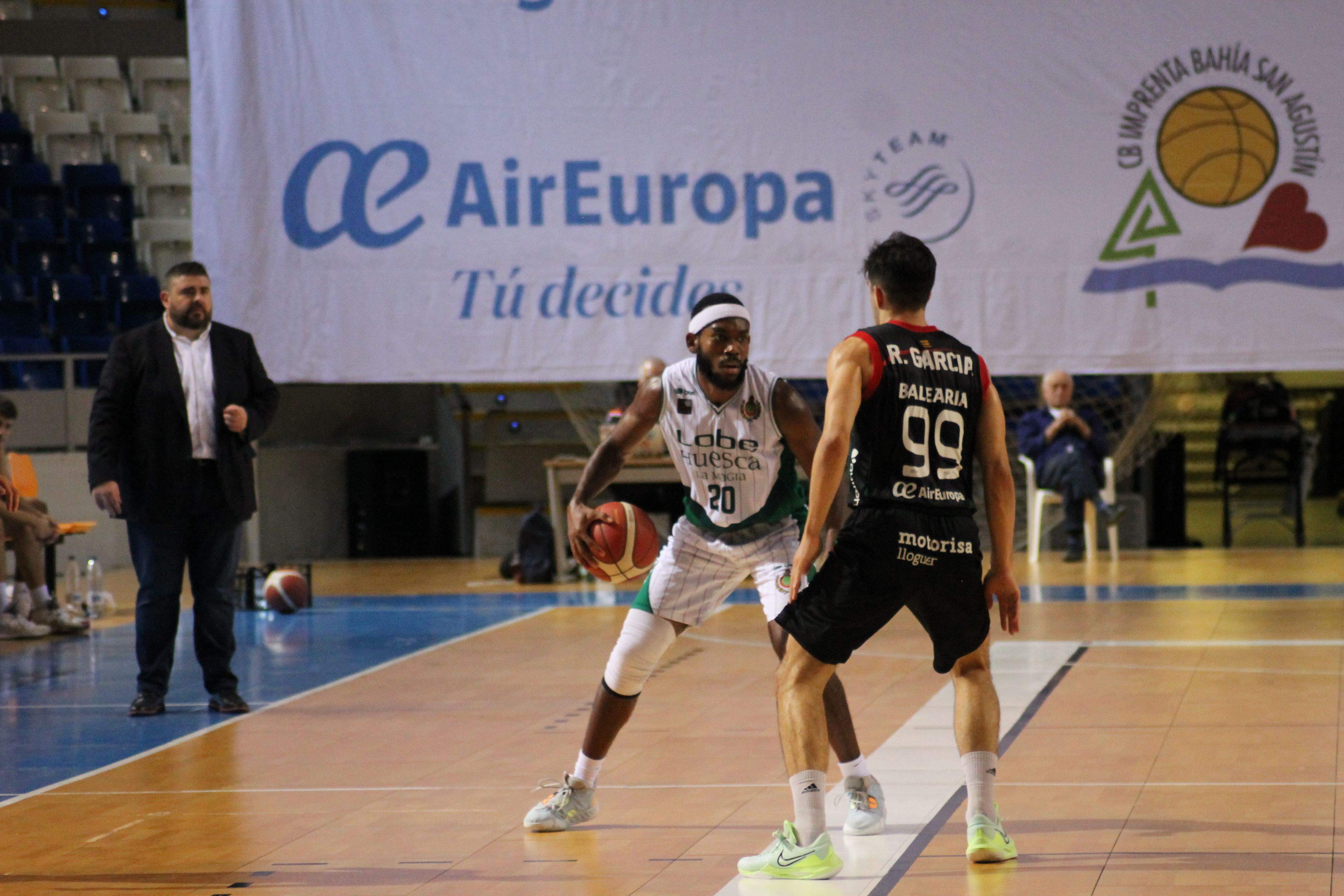 Adom, jugador del CB Peñas Lobe Huesca La Magia, con la pelota controlada. Foto: Alejandro Clemente Adom, jugador del CB Peñas Lobe Huesca La Magia, con la pelota controlada. Foto: Alejandro Clemente