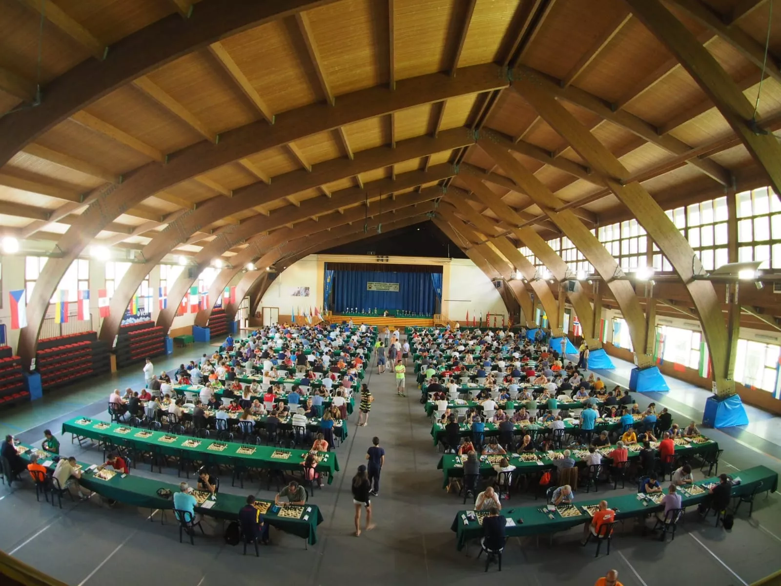 El Pabellón de Benasque, listo para desplegar casi trescientos tableros.