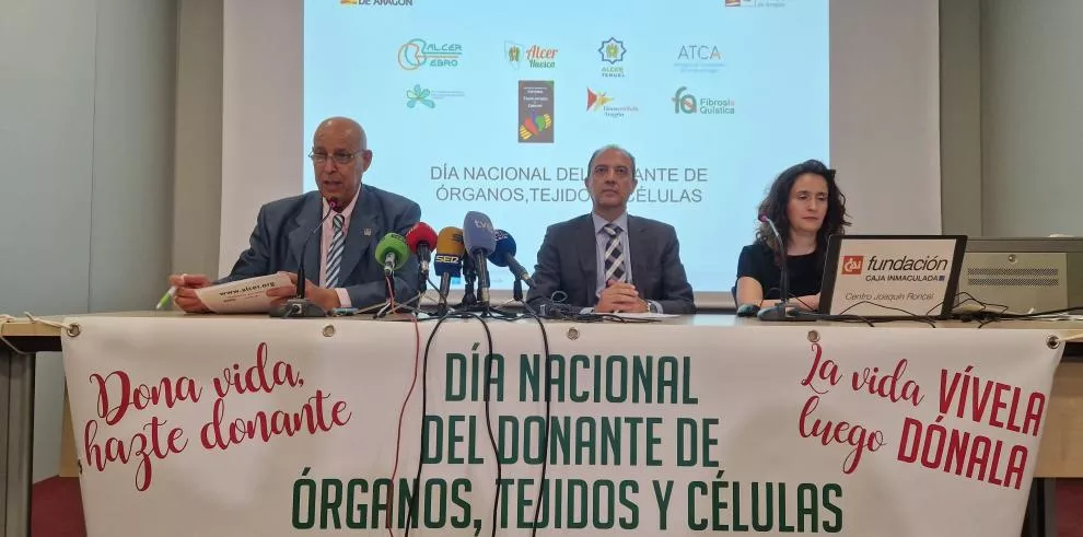 El presidente de la Federación ALCER Aragón, Francisco Mohand Amar, el consejero de Sanidad, José Luis Bancalero, y la coordinadora autonómica de trasplantes, Raquel Montoiro.