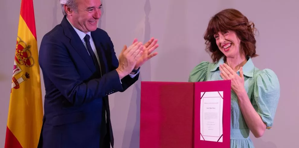 Irene Vallejo recibe el Premio de Las Letras de manos de Jorge Azcón, presidente de la Comunidad.