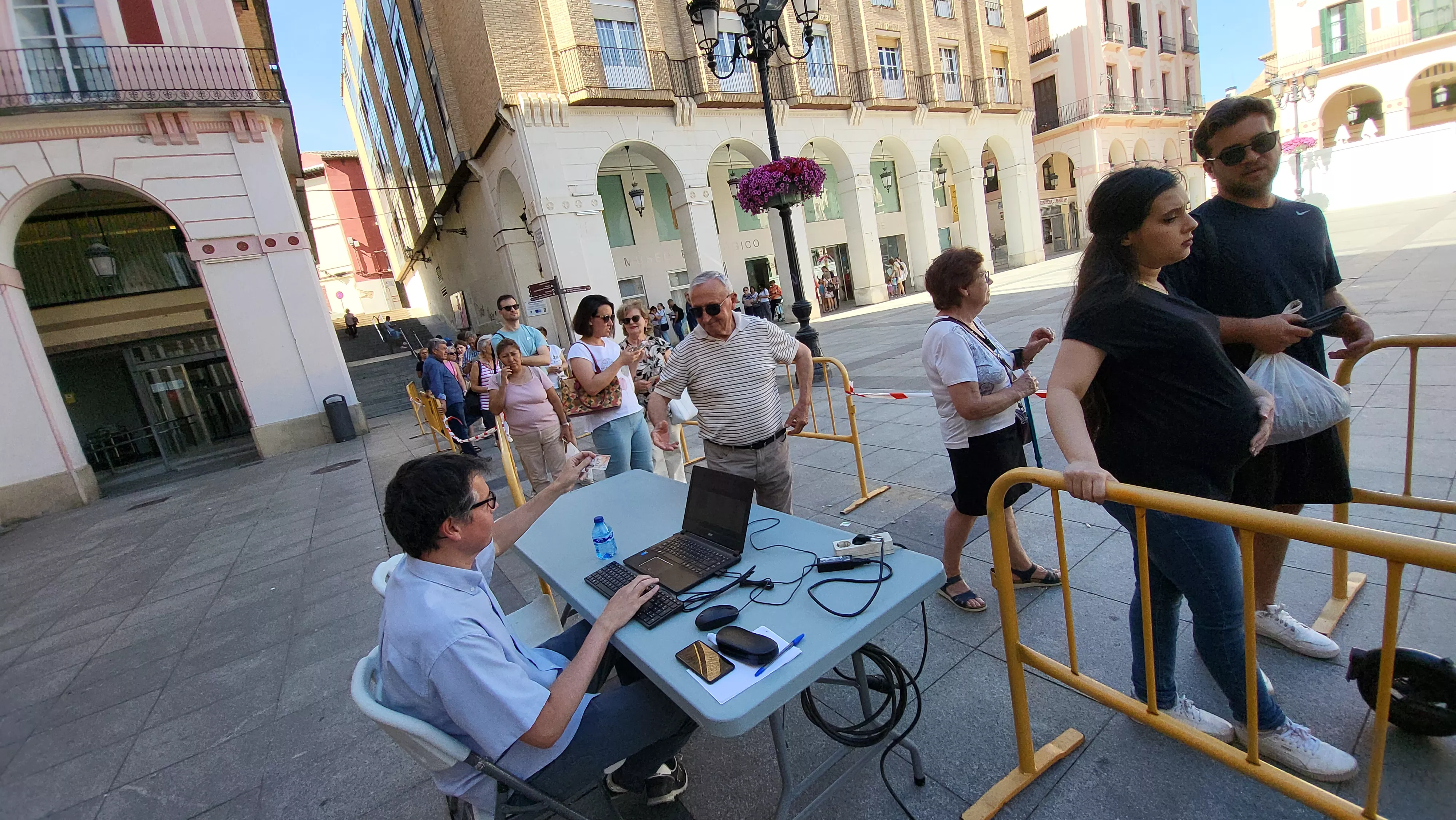  Sesión presencial de bonos impulsa en Huesca. Foto Mercedes Manterola