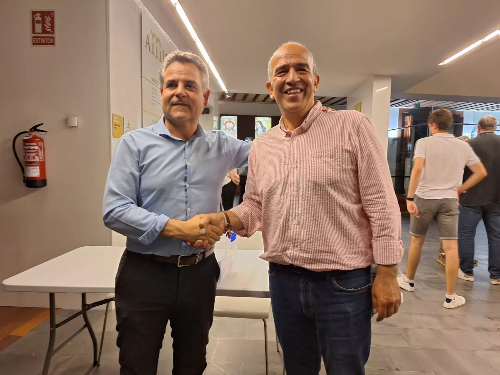 Josan Fierro (izquierda) y Rafa Torres, el nuevo presidente y el saliente, se saludan al final. Foto: Noemí Labara