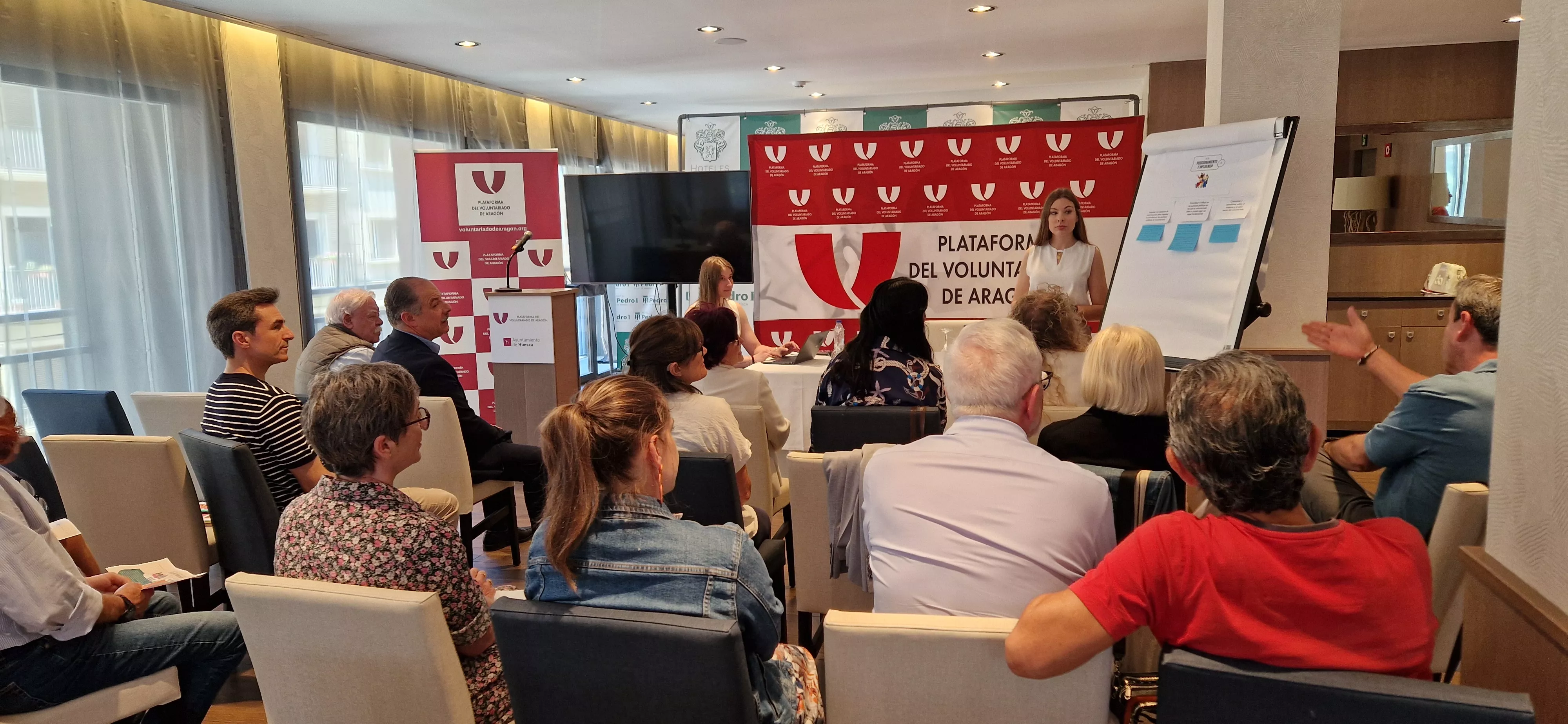 Reunión de la Plataforma del Voluntariado y el Ayuntamiento de Huesca. Foto Myriam Martínez