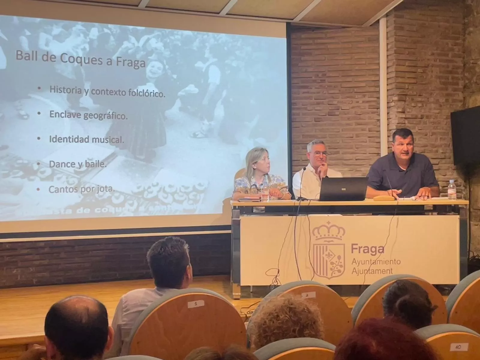 El proyecto para recuperar el Ball de Coques fue presentado en el Palacio Montcada a las asociaciones de la ciudad.