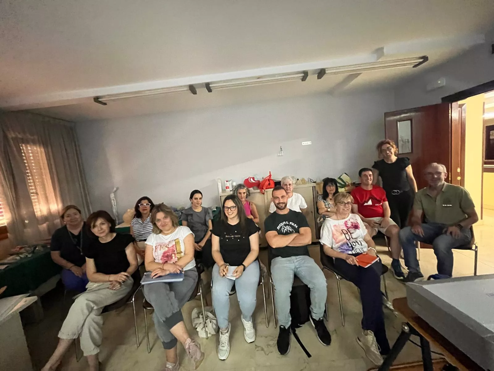 Asistentes al curso de reciclaje en soporte vital avanzado para sanitarios en el Colegio de Médicos de Huesca.
