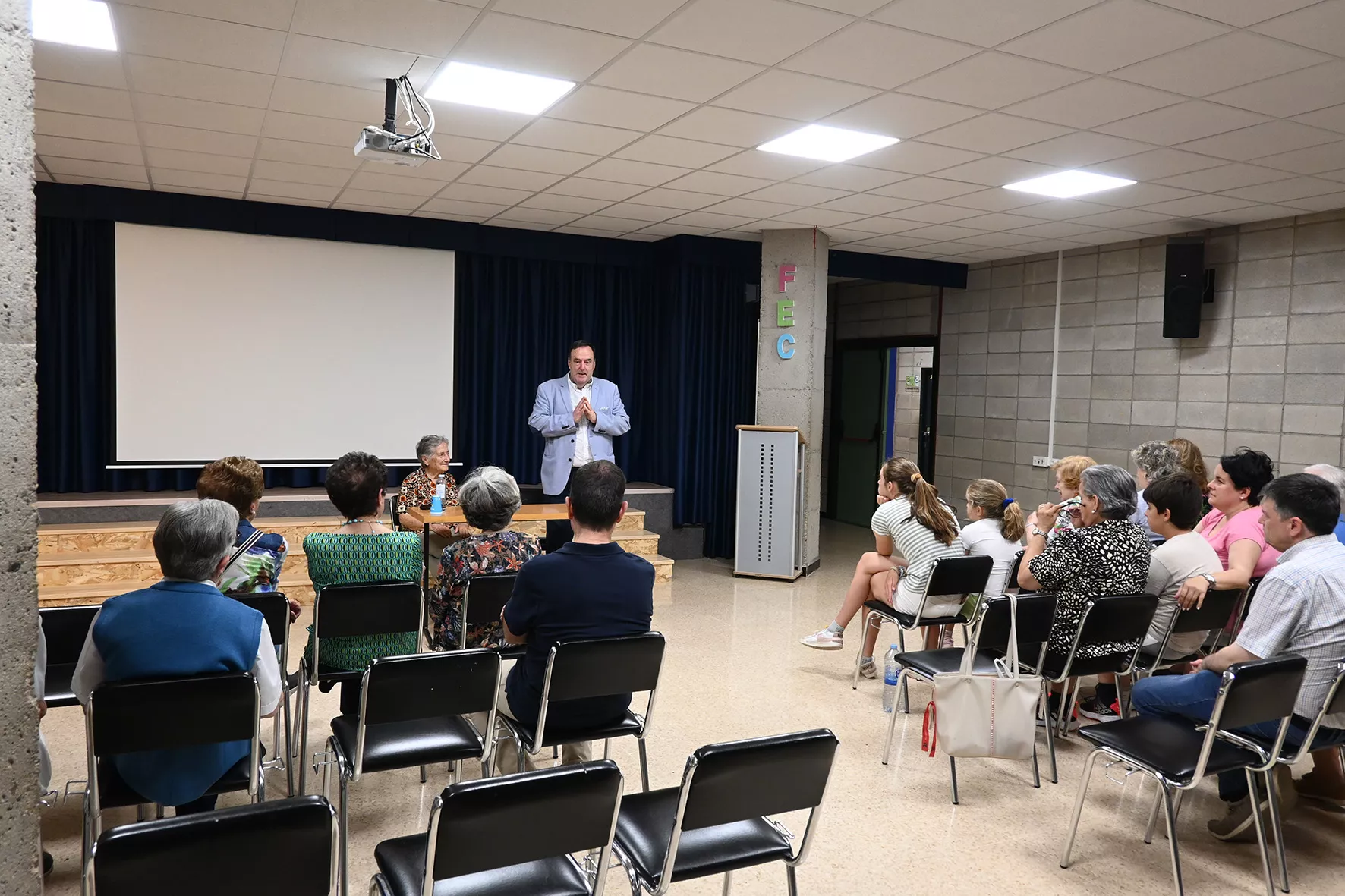 Conferencia de María Teresa Añaños en Santa Rosa. Foto Carlos Jalle