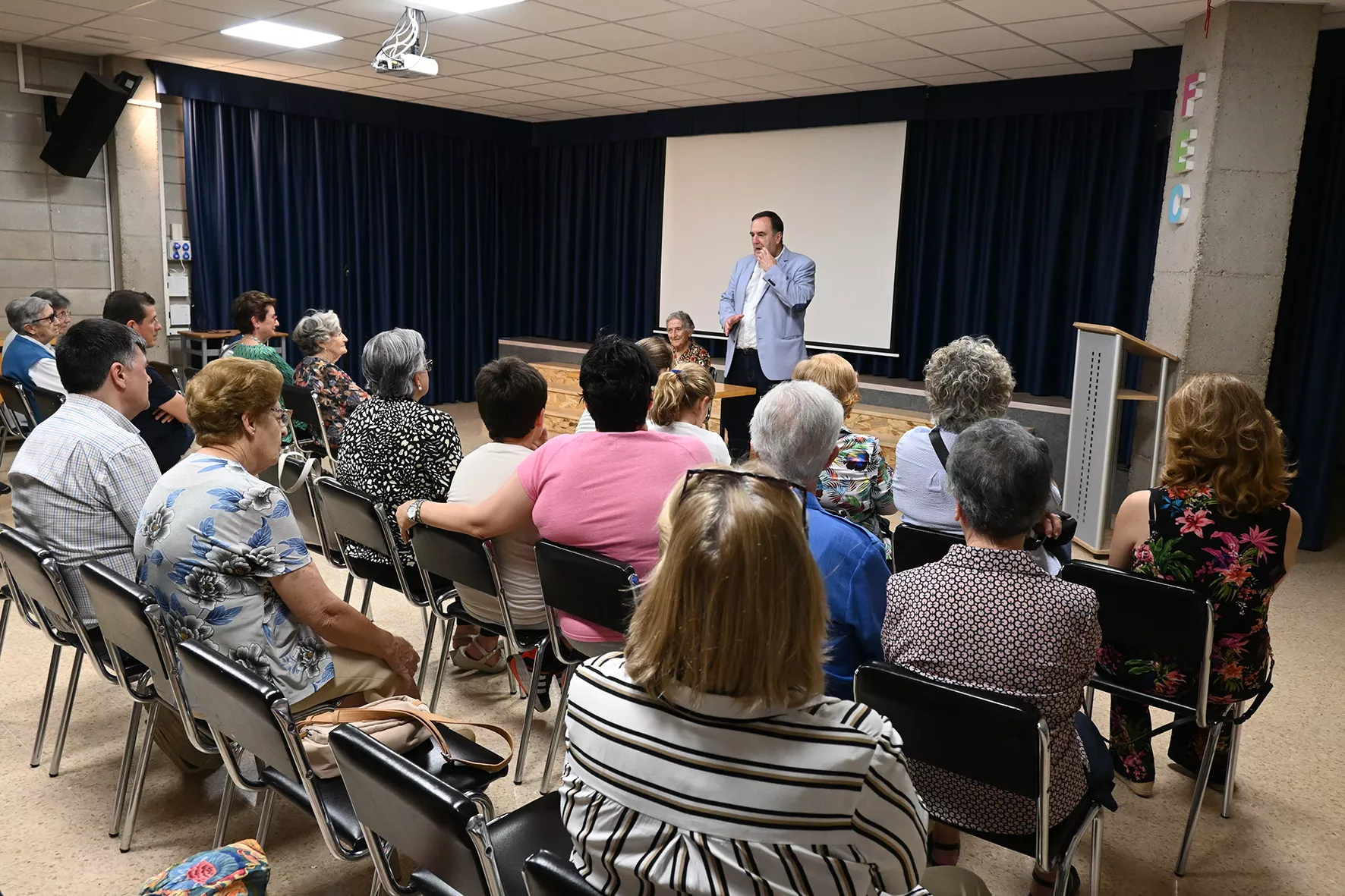 Conferencia de María Teresa Añaños en Santa Rosa. Foto Carlos Jalle