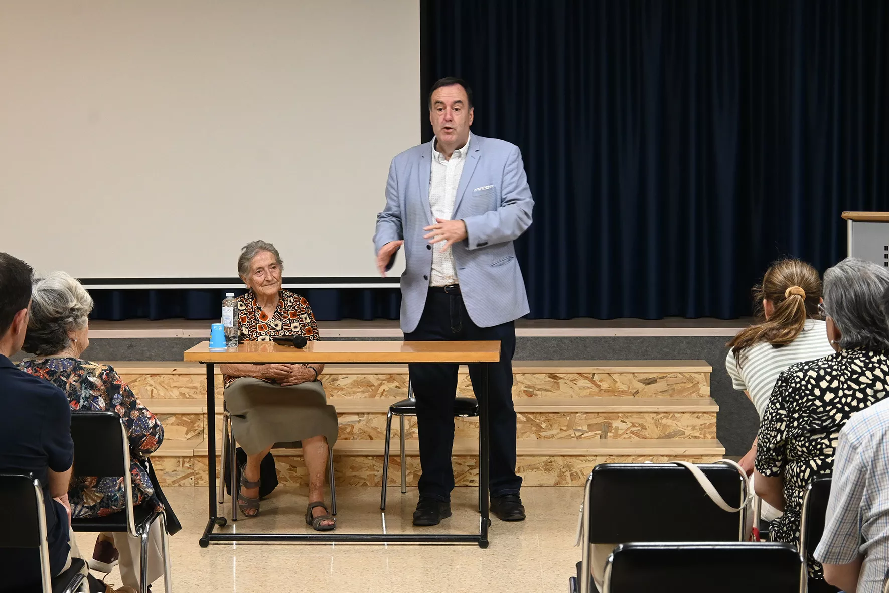 Conferencia de María Teresa Añaños en Santa Rosa. Foto Carlos Jalle