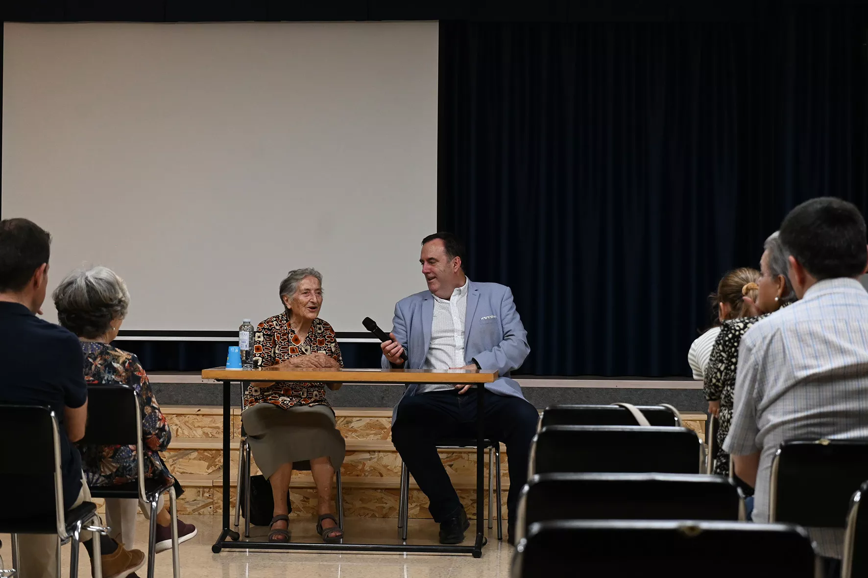 Conferencia de María Teresa Añaños en Santa Rosa. Foto Carlos Jalle