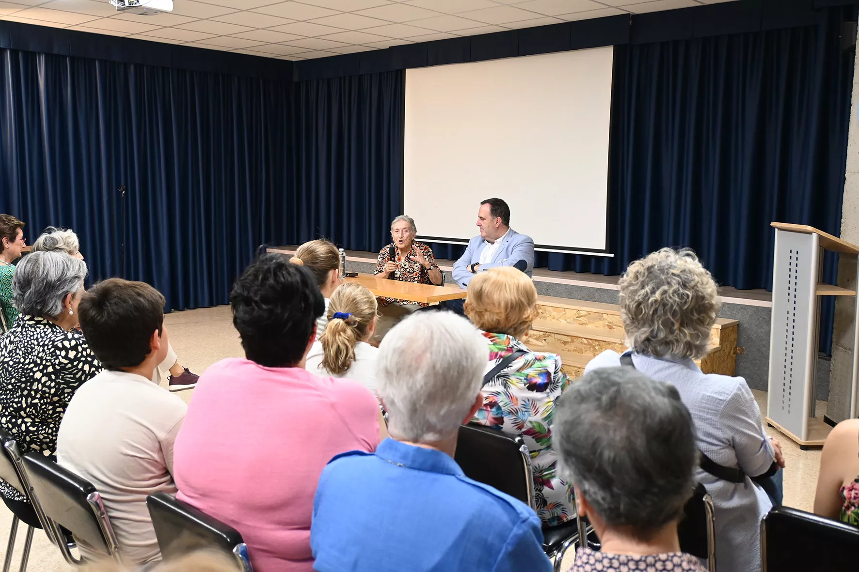 Conferencia de María Teresa Añaños en Santa Rosa. Foto Carlos Jalle