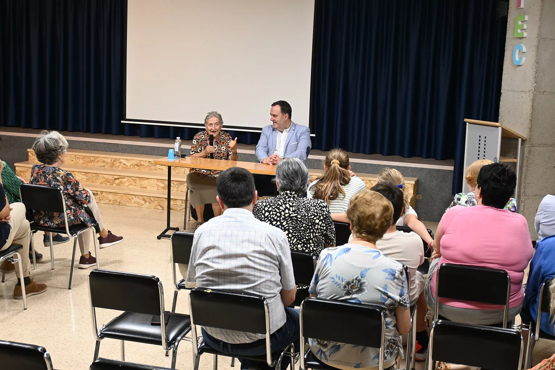 Conferencia de María Teresa Añaños en Santa Rosa. Foto Carlos Jalle