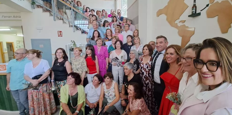 Foto de familia de los maestros y maestras homenajeados.