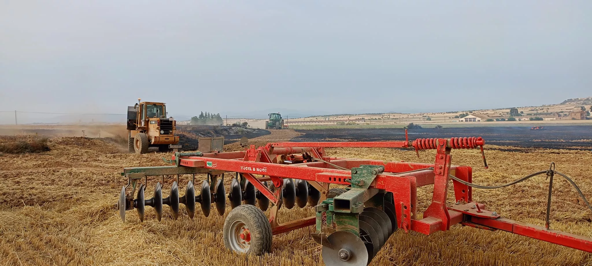 Incendio durante la cosecha en Peralta de Alcofea.
