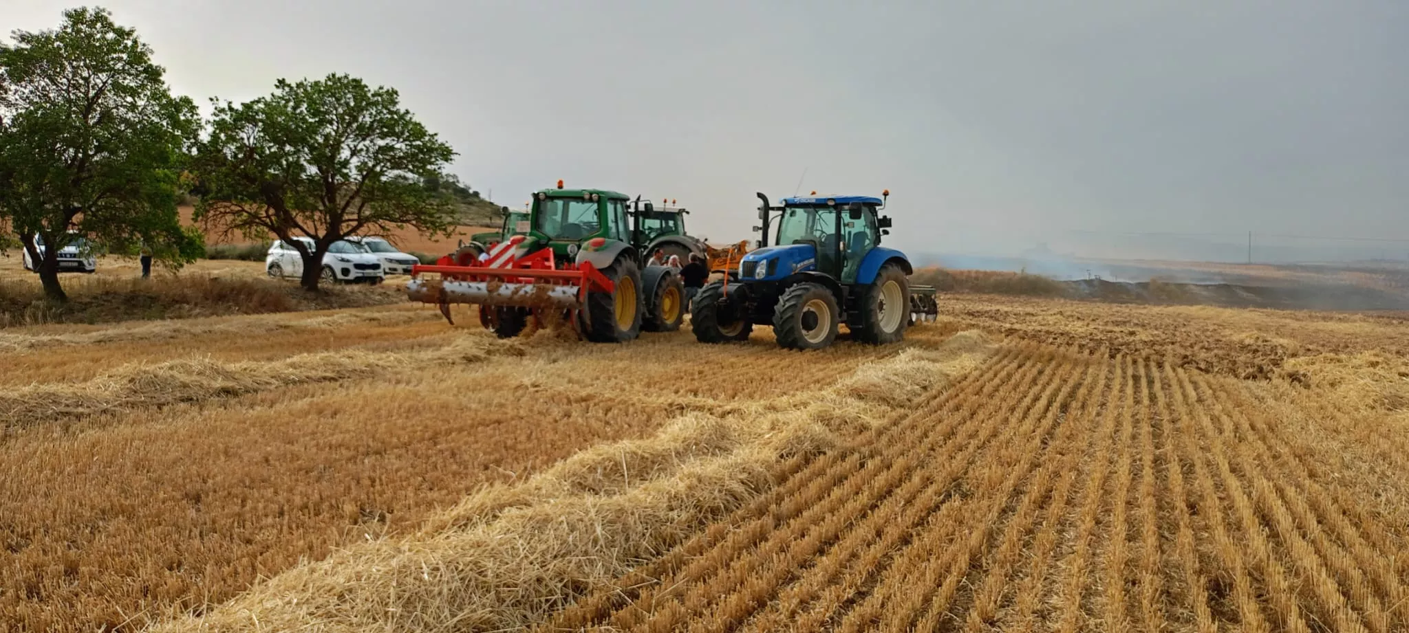 Incendio durante la cosecha en Peralta de Alcofea.