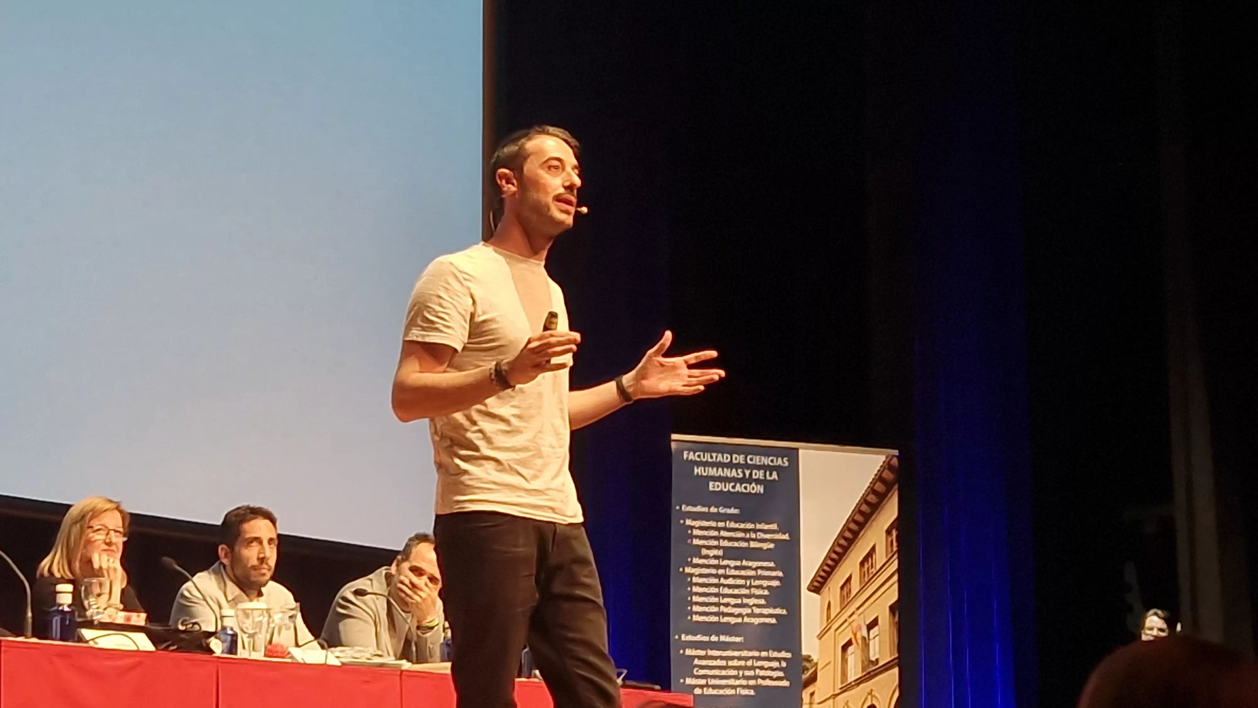 Víctor Manero. Fiesta de fin de curso de la nueva promoción de educadores y educadoras de Huesca. Foto Myriam Martínez
