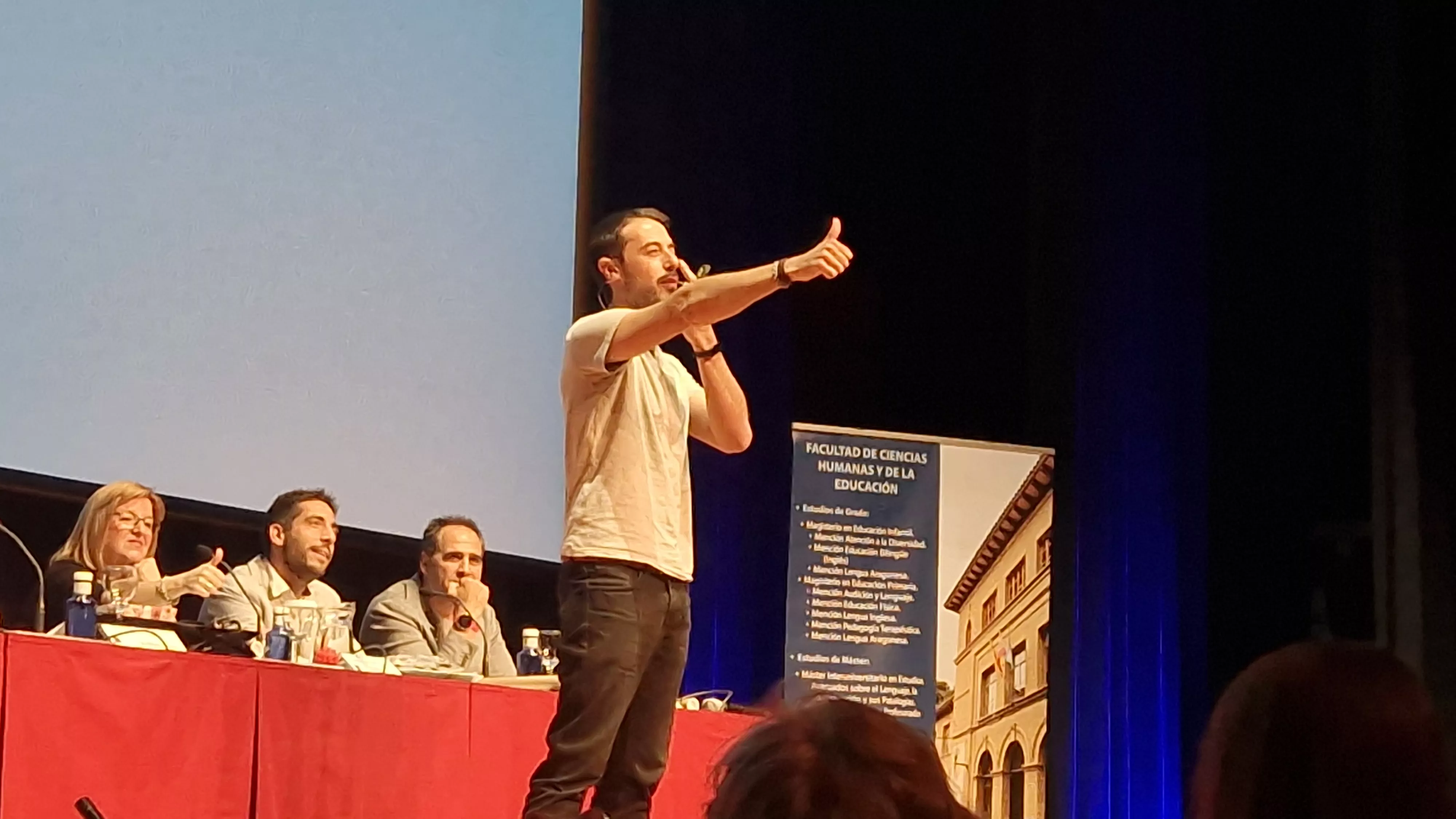 Víctor Manero. Fiesta de fin de curso de la nueva promoción de educadores y educadoras de Huesca. Foto Myriam Martínez