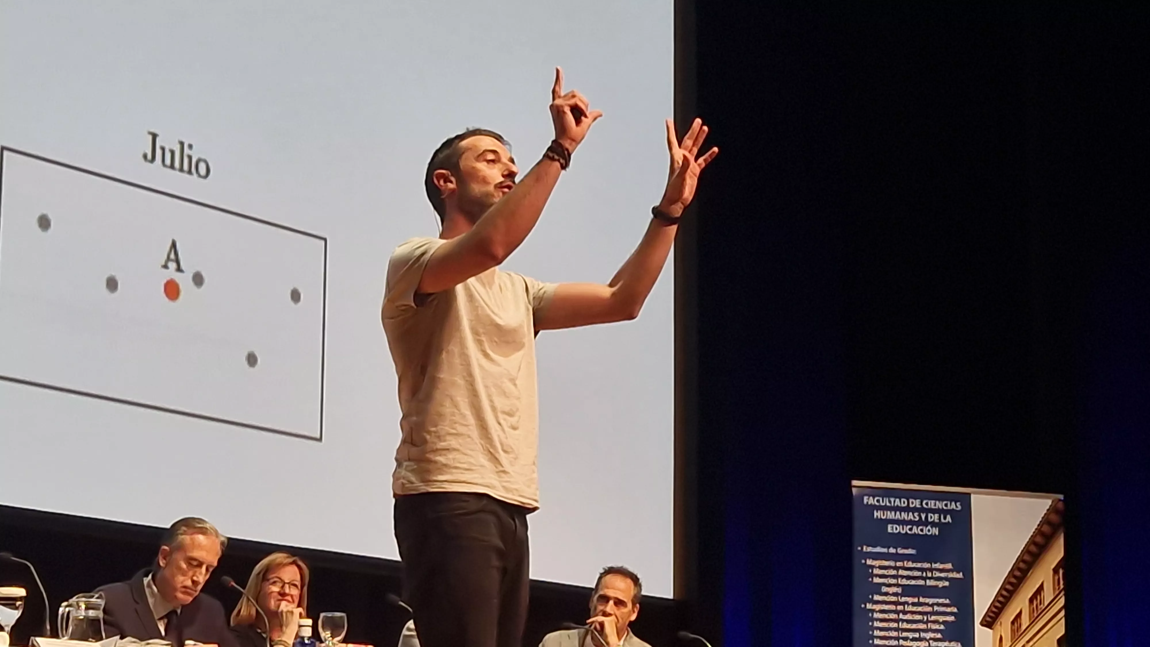 Víctor Manero. Fiesta de fin de curso de la nueva promoción de educadores y educadoras de Huesca. Foto Myriam Martínez