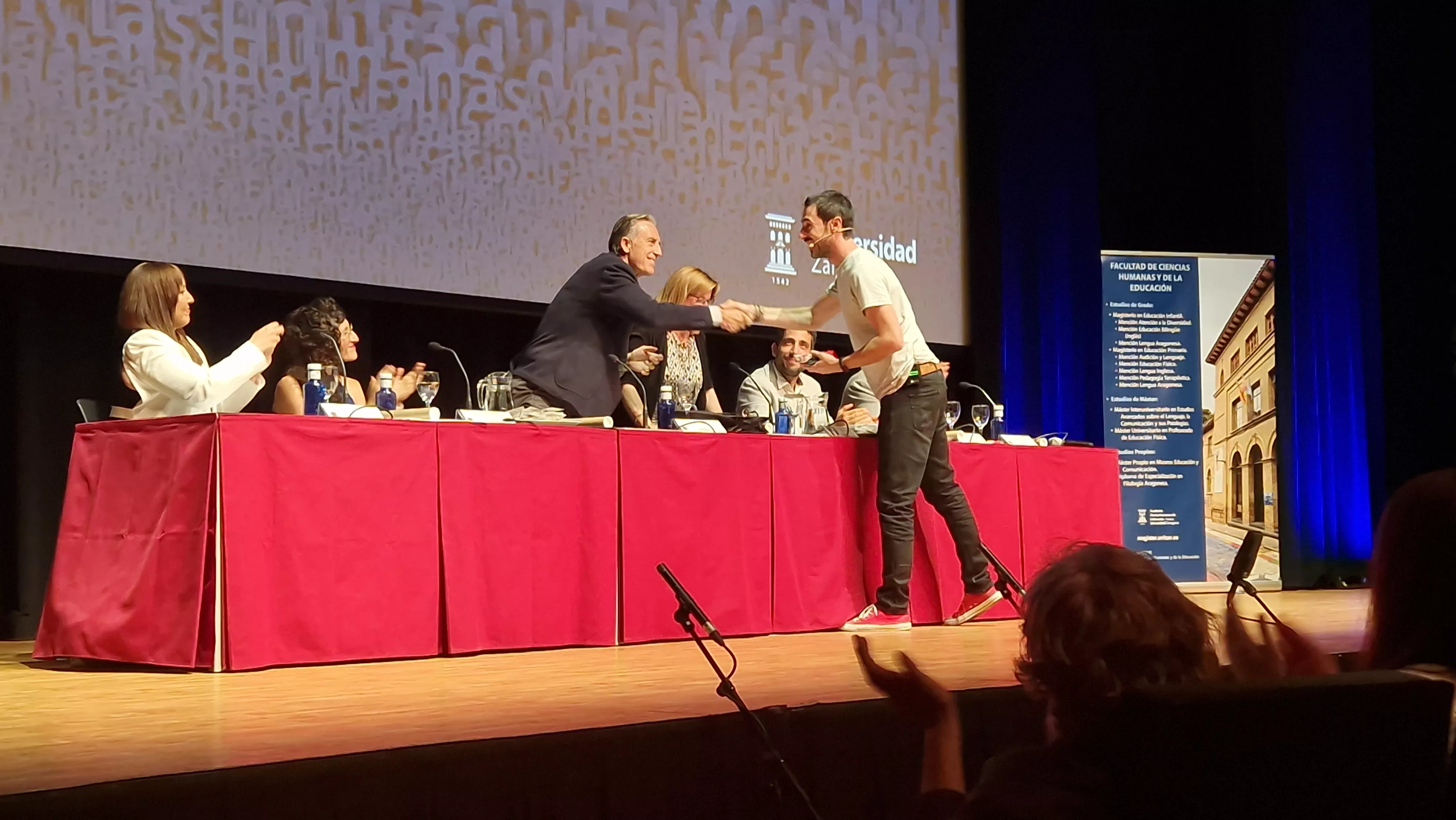 Víctor Manero. Fiesta de fin de curso de la nueva promoción de educadores y educadoras de Huesca. Foto Myriam Martínez