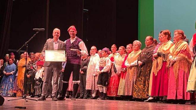 El concejal Lasaosa y Roberto Ciria, con los reconocimientos recogidos. Foto Mercedes Manterola El concejal Lasaosa y Roberto Ciria, con los reconocimientos recogidos. Foto Mercedes Manterola