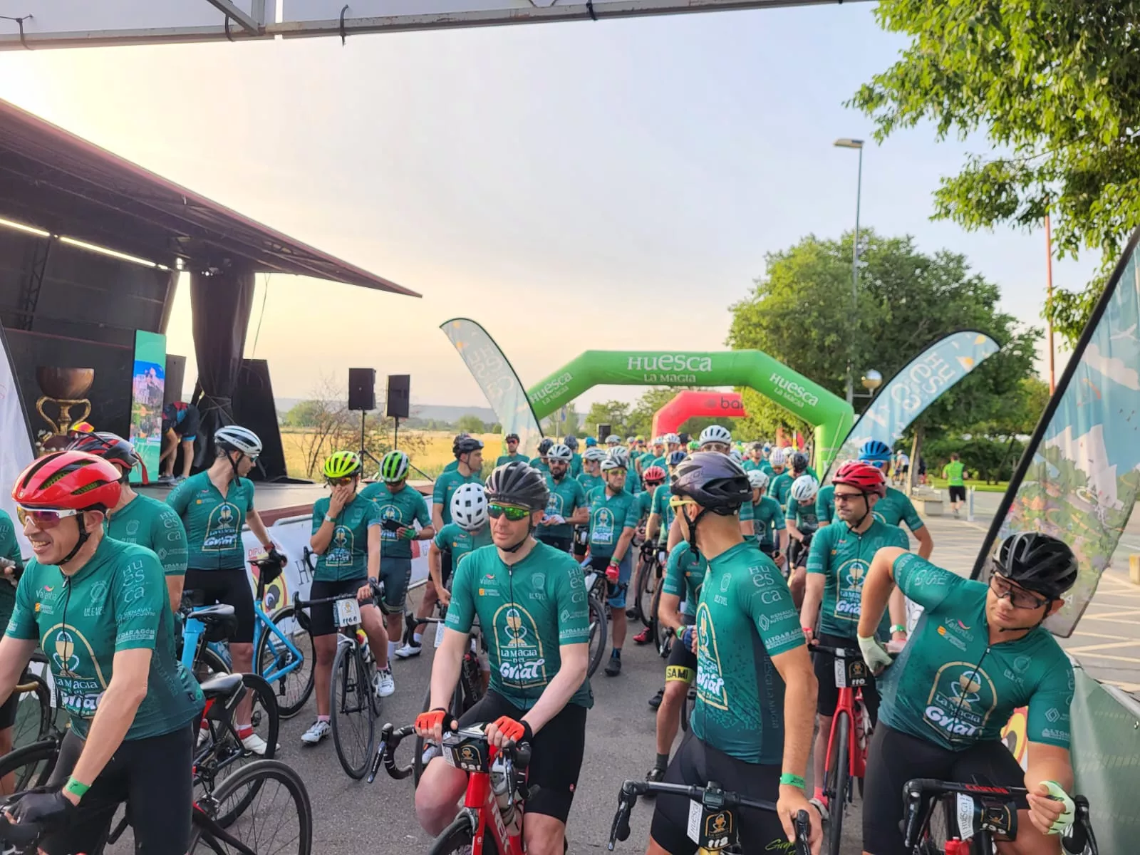 Corredores en la línea de meta, pocos minutos antes de comenzar La Magia del Grial 2024. Foto: Adrián Mora