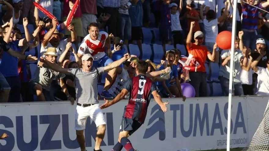 David Mainz fue el último autor de un gol de los azulgranas en Segunda División B. SD Huesca, diez años codeándose entre los mejores.