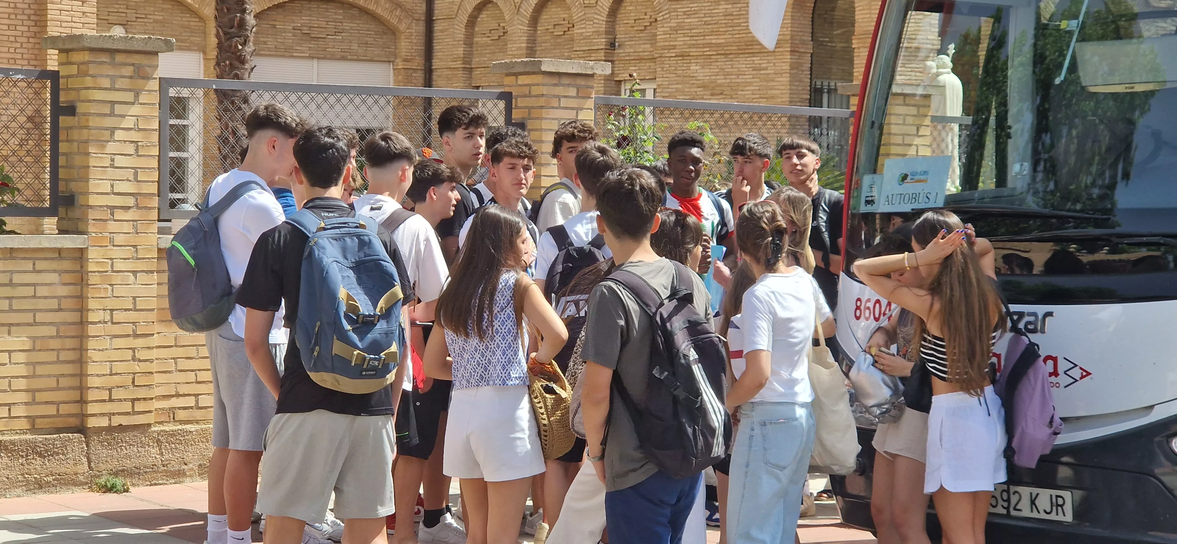 Estudiantes oscenses, se van a Salou tras los exámenes de la Evau. Foto Myriam Martínez 