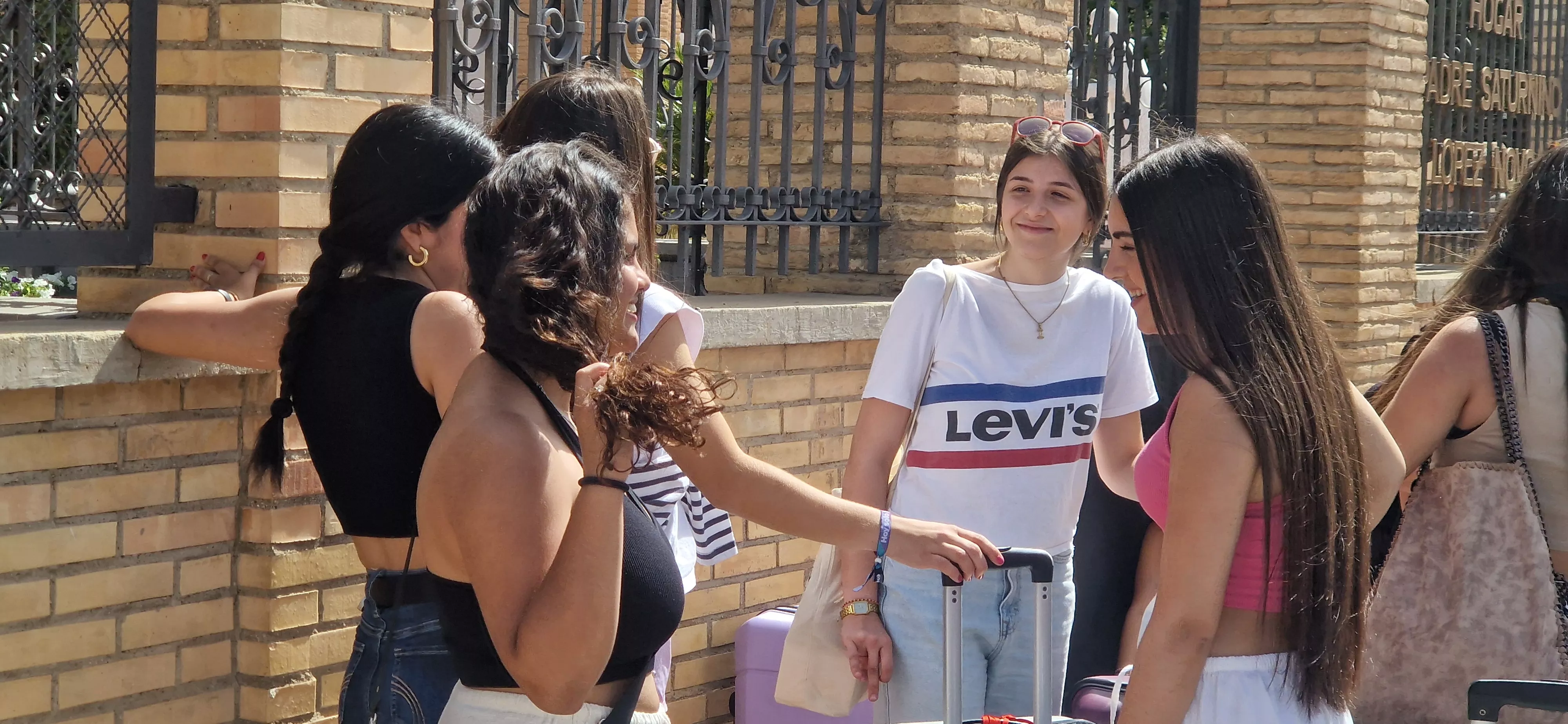 Estudiantes oscenses, se van a Salou tras los exámenes de la Evau. Foto Myriam Martínez 