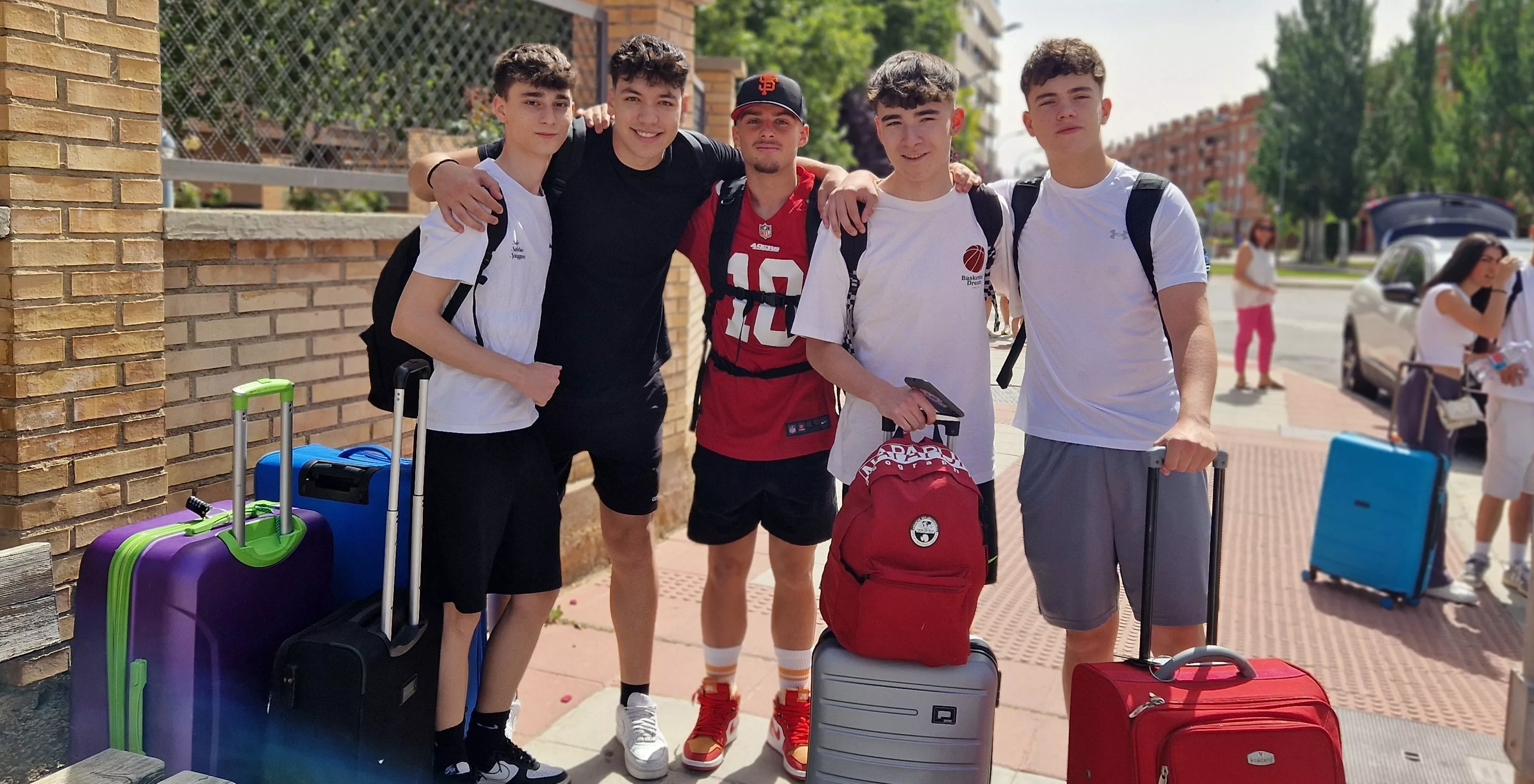 Estudiantes oscenses, se van a Salou tras los exámenes de la Evau. Foto Myriam Martínez 