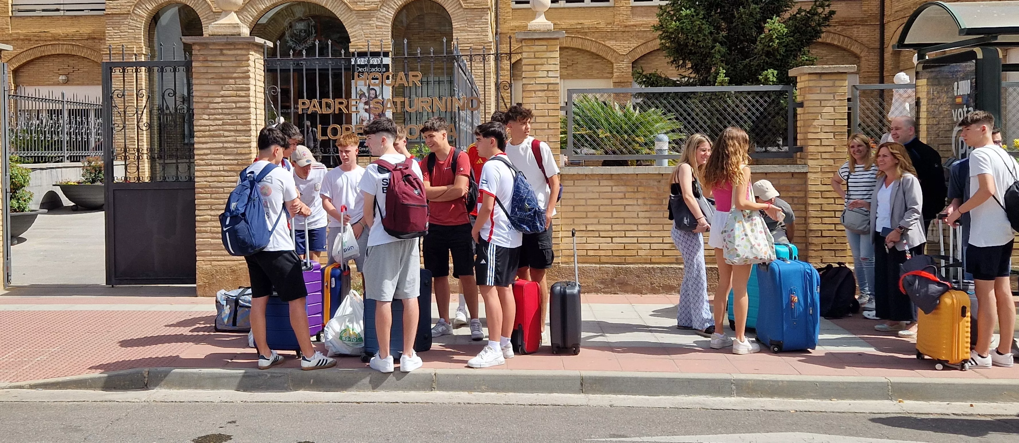 Estudiantes oscenses, se van a Salou tras los exámenes de la Evau. Foto Myriam Martínez 