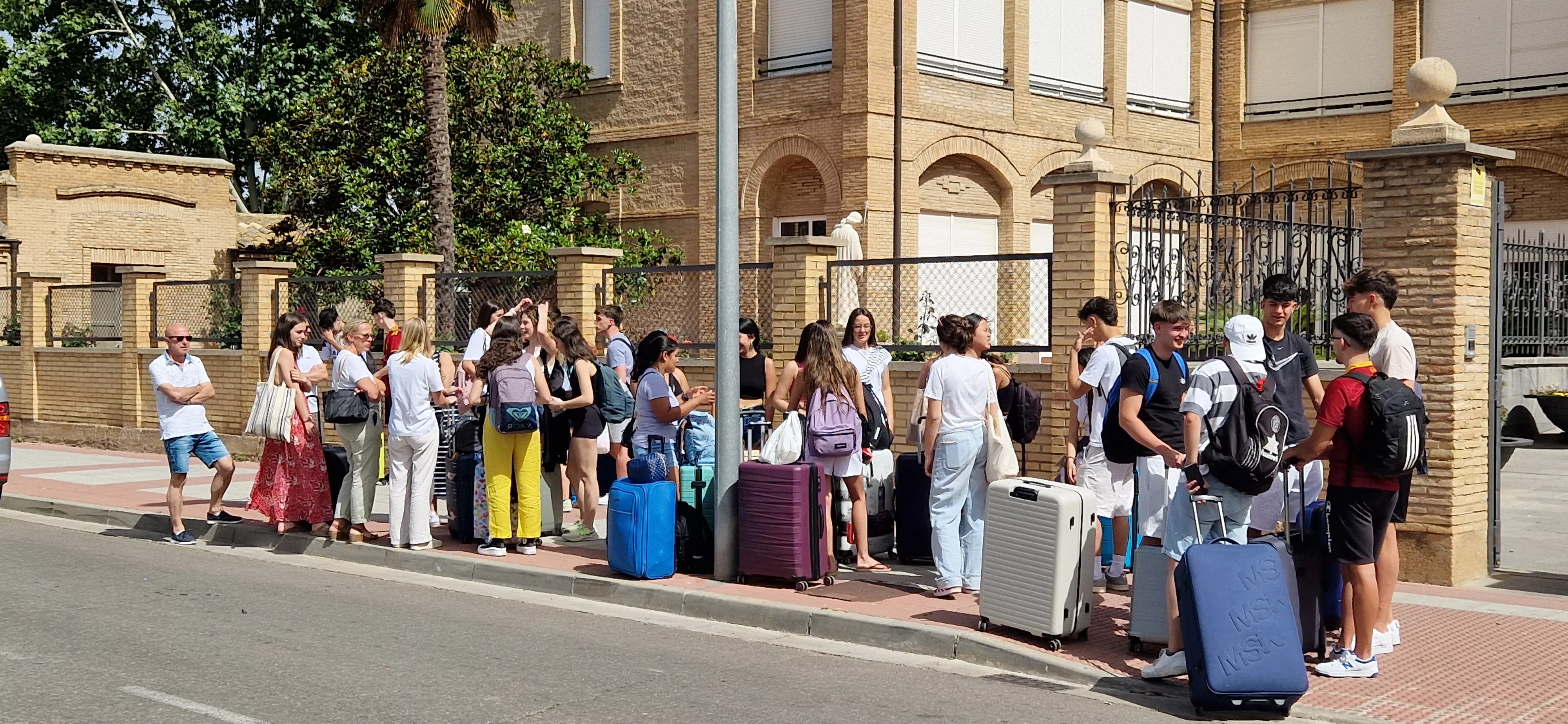 Estudiantes oscenses, se van a Salou tras los exámenes de la Evau. Foto Myriam Martínez 