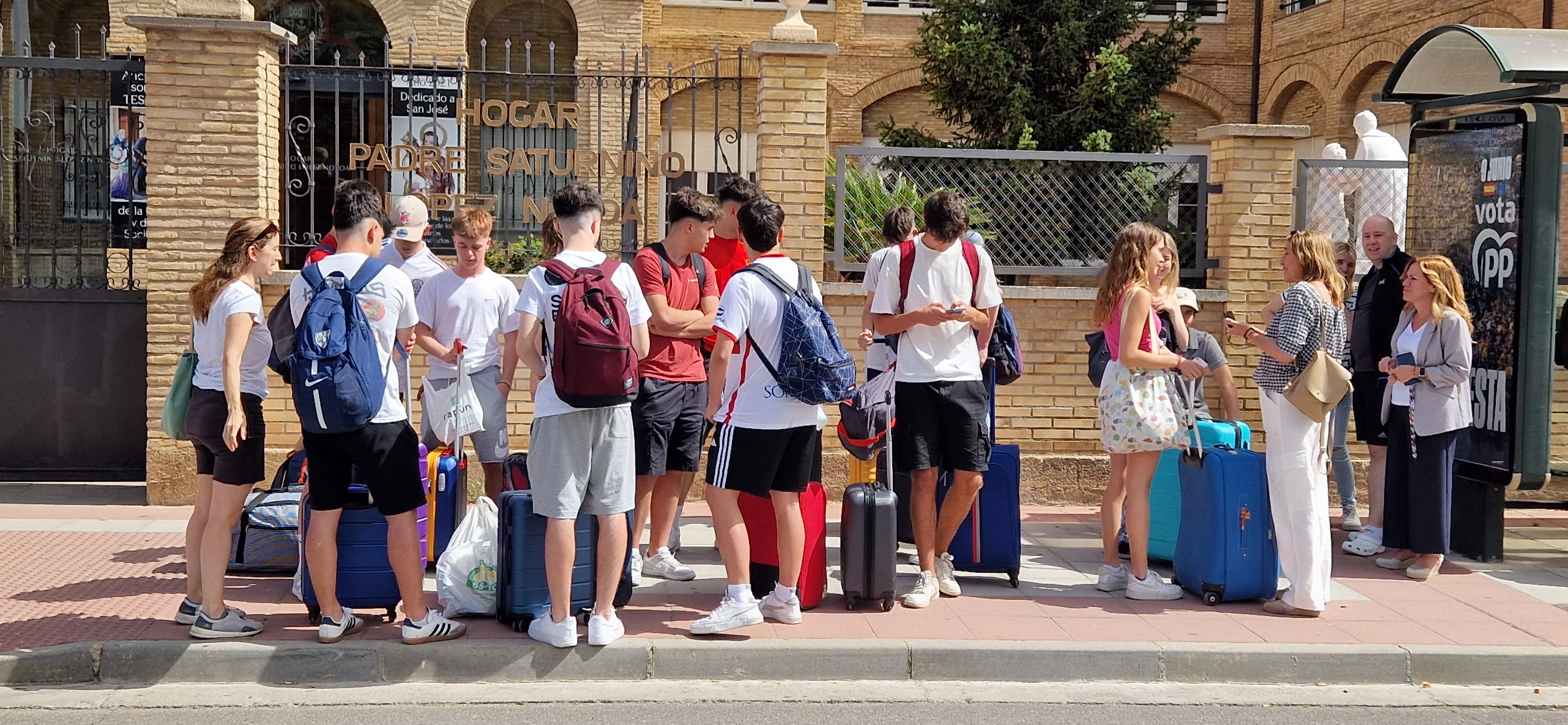 Estudiantes oscenses, se van a Salou tras los exámenes de la Evau. Foto Myriam Martínez 