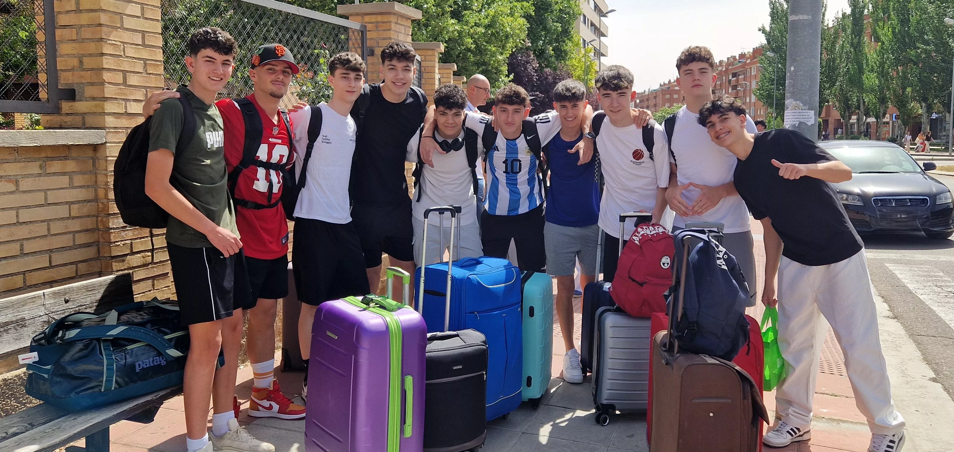 Estudiantes oscenses, se van a Salou tras los exámenes de la Evau. Foto Myriam Martínez 