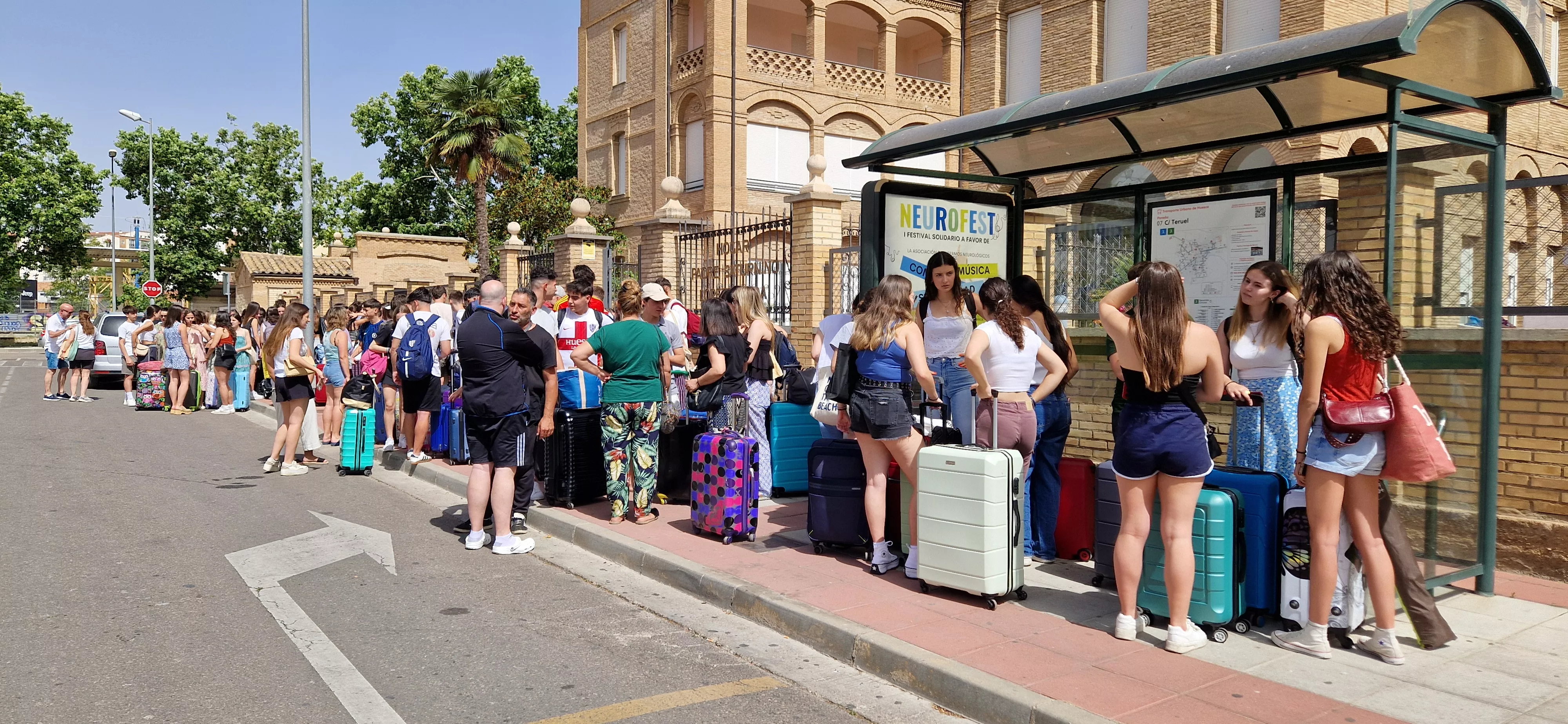 Estudiantes oscenses, se van a Salou tras los exámenes de la Evau. Foto Myriam Martínez 